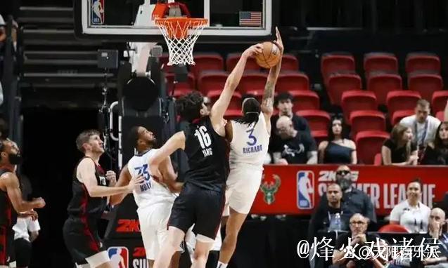 科林斯表现平平:全场10投5中,贡献10分2篮板1助攻1盖帽 科林斯表现平平:全场10投5中,贡献10分2篮板1助攻1盖帽